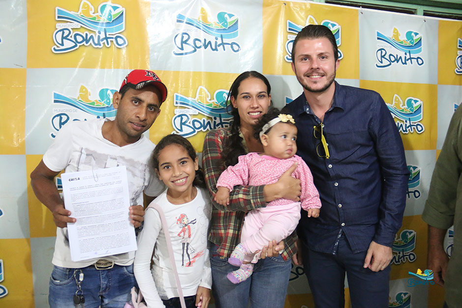 Com investimento de mais de 2 milhões da prefeitura, famílias assinam contrato de casas em Bonito