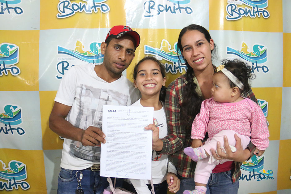 Com investimento de mais de 2 milhões da prefeitura, famílias assinam contrato de casas em Bonito