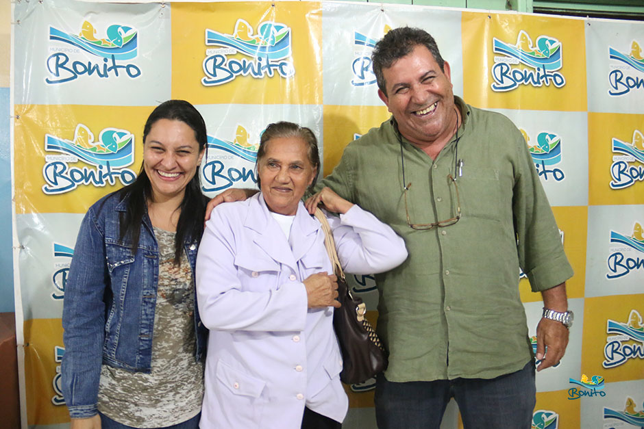 Com investimento de mais de 2 milhões da prefeitura, famílias assinam contrato de casas em Bonito