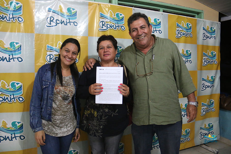 Com investimento de mais de 2 milhões da prefeitura, famílias assinam contrato de casas em Bonito