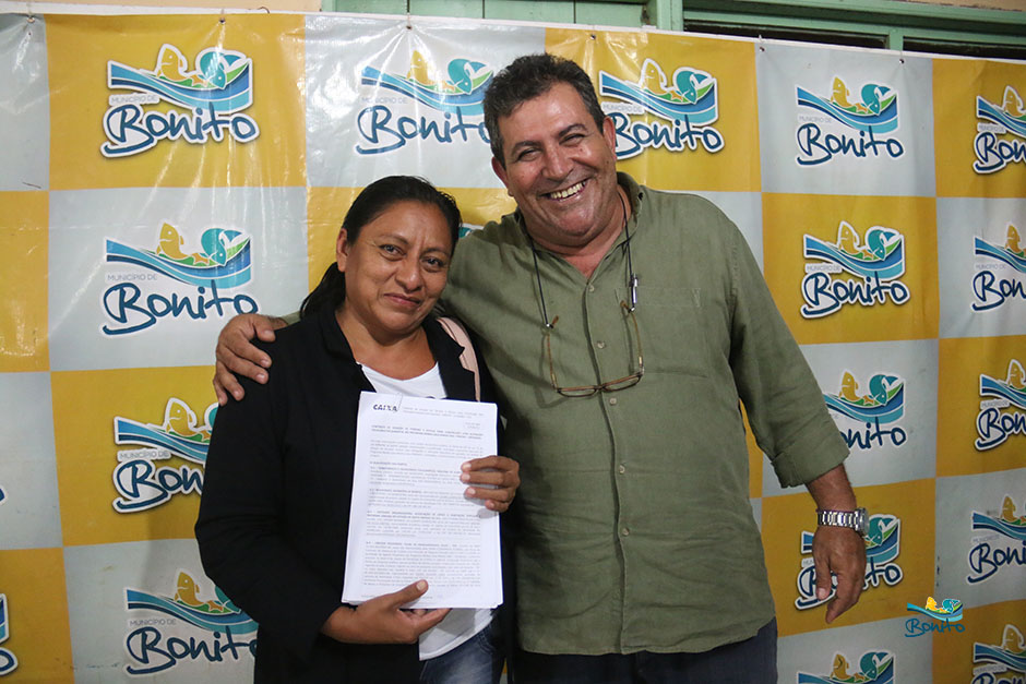 Com investimento de mais de 2 milhões da prefeitura, famílias assinam contrato de casas em Bonito