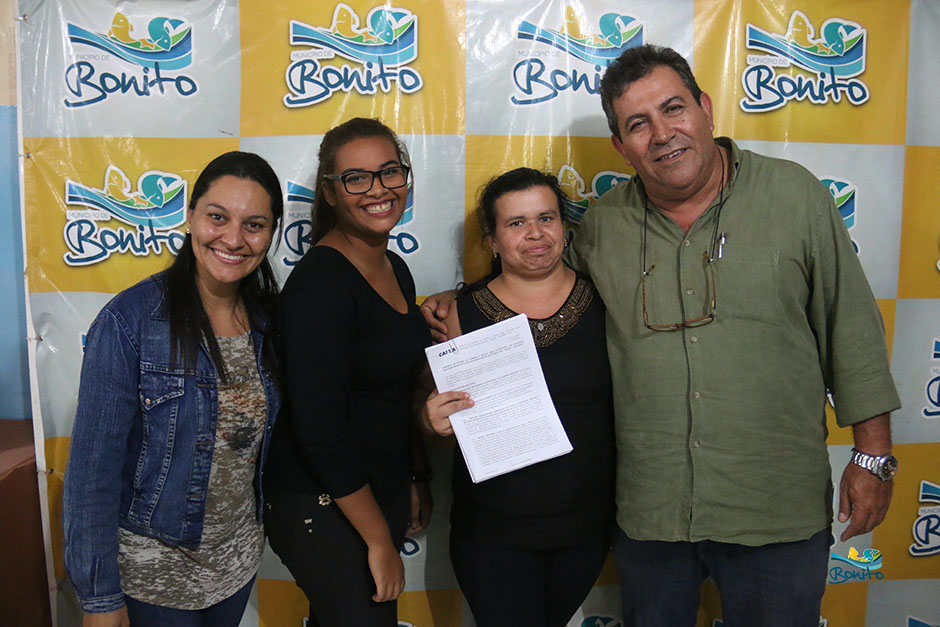 Com investimento de mais de 2 milhões da prefeitura, famílias assinam contrato de casas em Bonito