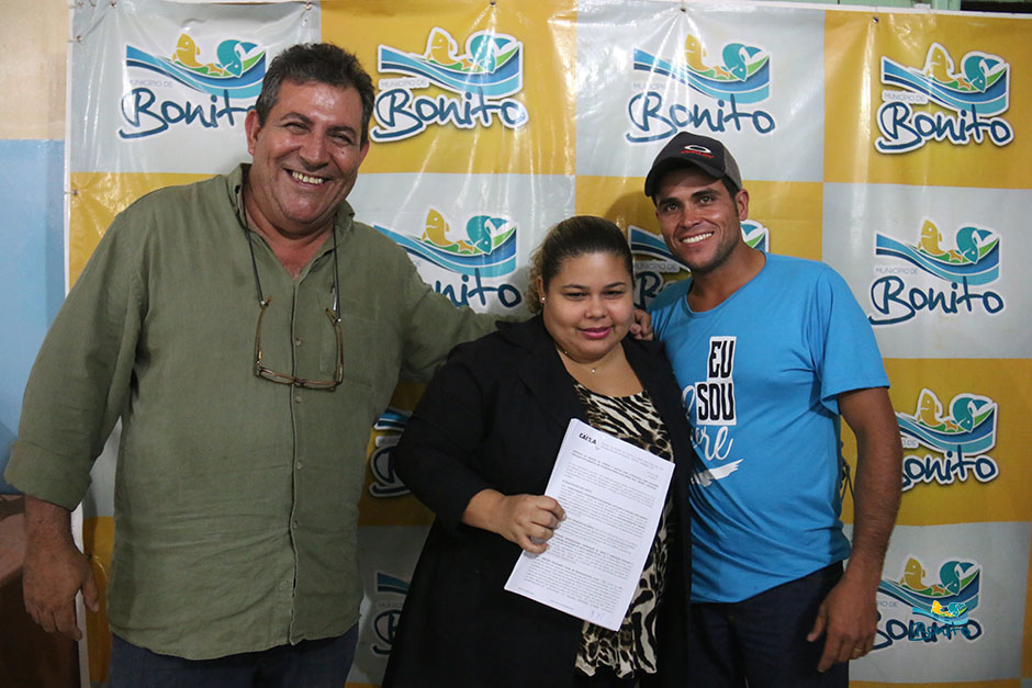 Com investimento de mais de 2 milhões da prefeitura, famílias assinam contrato de casas em Bonito
