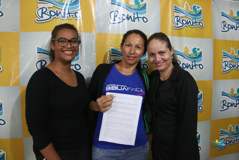 Com investimento de mais de 2 milhões da prefeitura, famílias assinam contrato de casas em Bonito