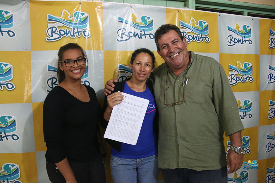 Com investimento de mais de 2 milhões da prefeitura, famílias assinam contrato de casas em Bonito