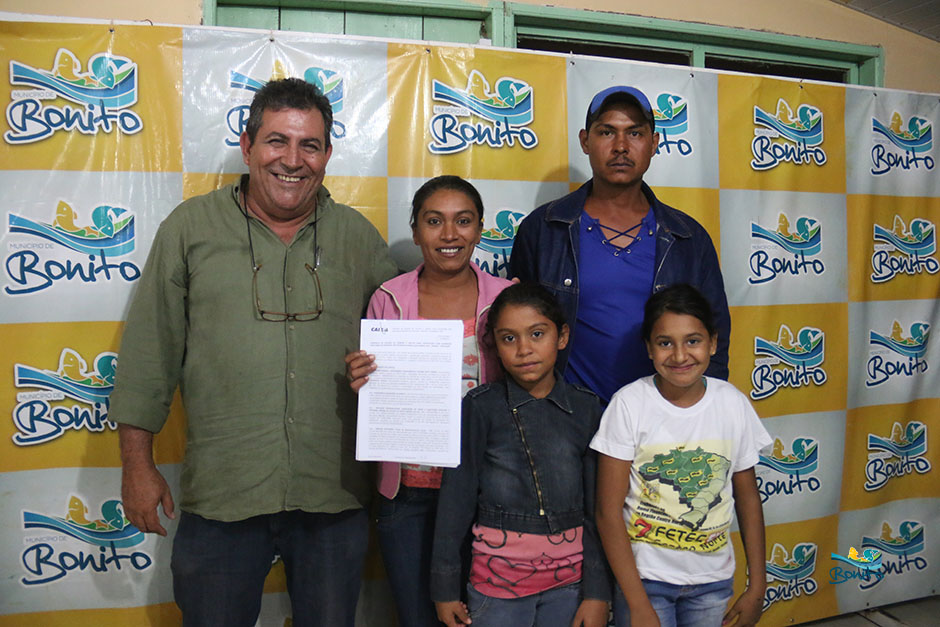 Com investimento de mais de 2 milhões da prefeitura, famílias assinam contrato de casas em Bonito
