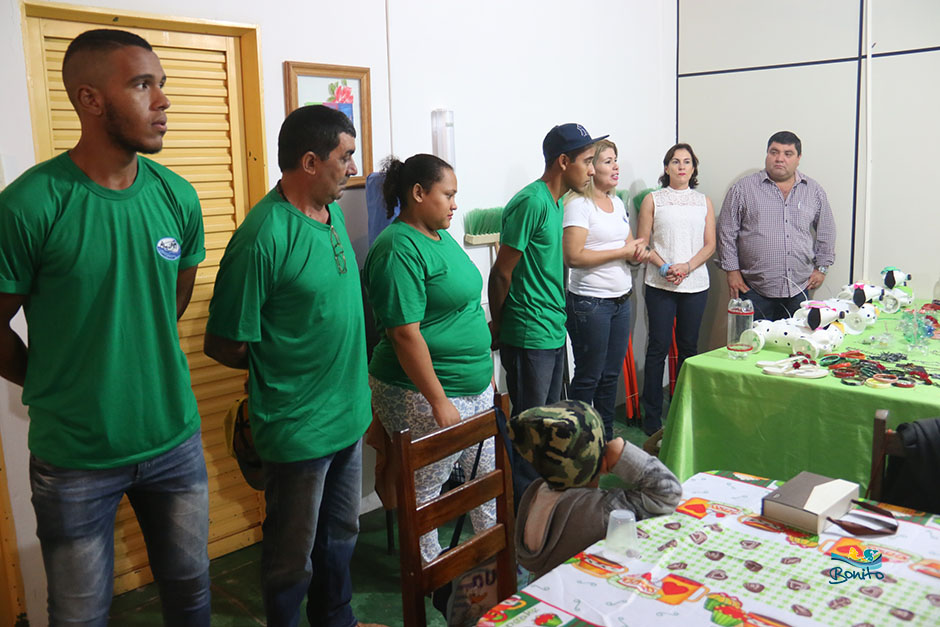 Projeto 'Aqua PET' transforma garrafas plásticas em vassouras e artesanatos em Bonito