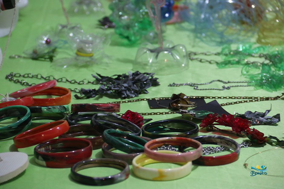 Projeto 'Aqua PET' transforma garrafas plásticas em vassouras e artesanatos em Bonito