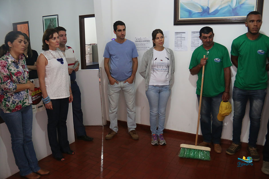 Projeto 'Aqua PET' transforma garrafas plásticas em vassouras e artesanatos em Bonito