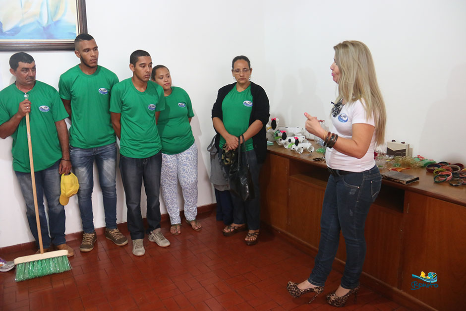 Projeto 'Aqua PET' transforma garrafas plásticas em vassouras e artesanatos em Bonito