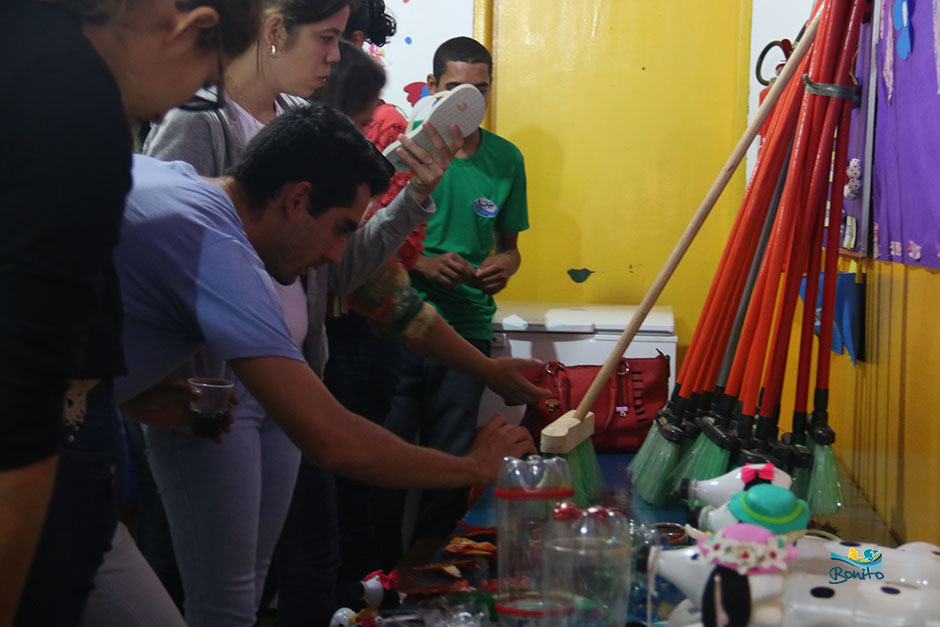 Projeto 'Aqua PET' transforma garrafas plásticas em vassouras e artesanatos em Bonito