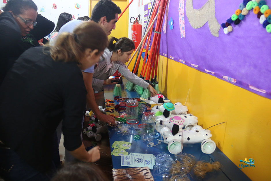 Projeto 'Aqua PET' transforma garrafas plásticas em vassouras e artesanatos em Bonito