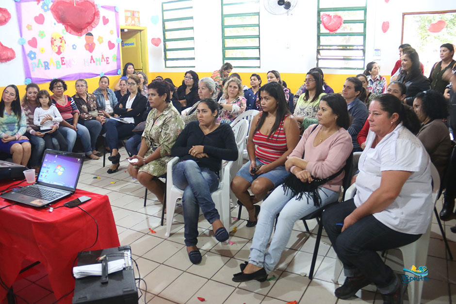 Projeto 'Aqua PET' transforma garrafas plásticas em vassouras e artesanatos em Bonito