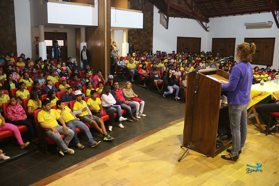 Projeto 'Conhecer Bonito' faz com que alunos do município vivenciem o turismo na prática