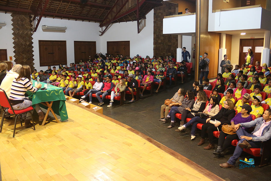 Projeto 'Conhecer Bonito' faz com que alunos do município vivenciem o turismo na prática