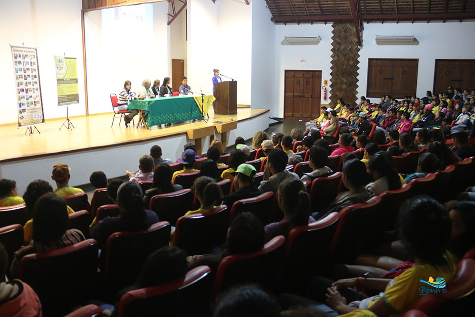 Projeto 'Conhecer Bonito' faz com que alunos do município vivenciem o turismo na prática