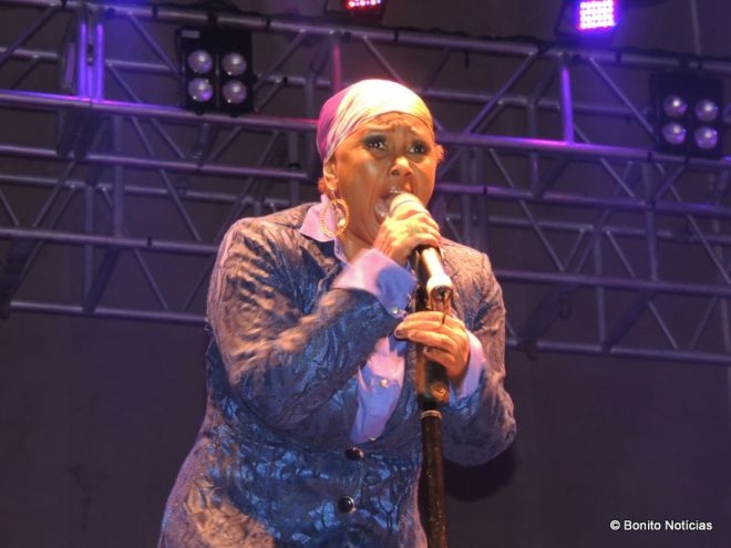 Show da cantora Sandra de Sá anima o público