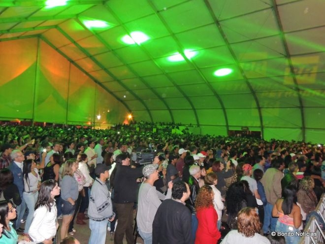 Show da cantora Sandra de Sá anima o público