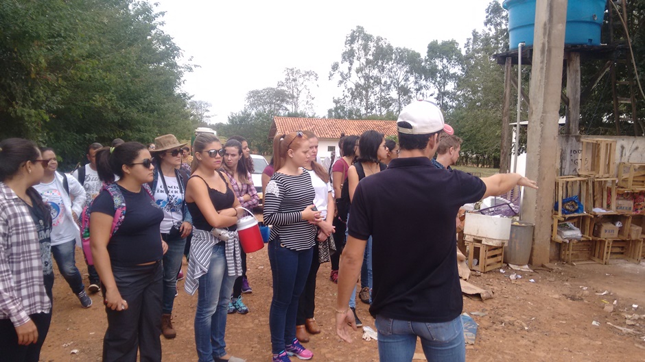 Acadêmicos da UEMS de Ivinhema visitam aterro controlado e viveiro municipal de Bonito