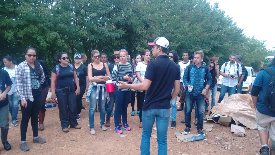 Acadêmicos da UEMS de Ivinhema visitam aterro controlado e viveiro municipal de Bonito