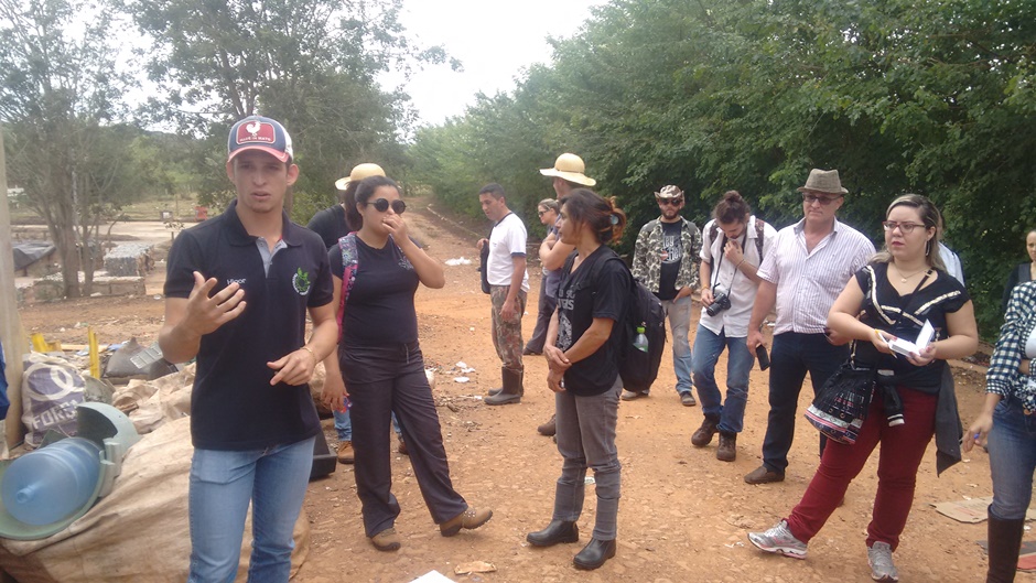 Acadêmicos da UEMS de Ivinhema visitam aterro controlado e viveiro municipal de Bonito