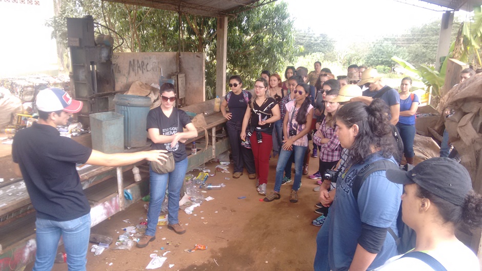 Acadêmicos da UEMS de Ivinhema visitam aterro controlado e viveiro municipal de Bonito