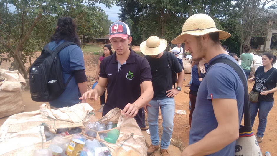Acadêmicos da UEMS de Ivinhema visitam aterro controlado e viveiro municipal de Bonito