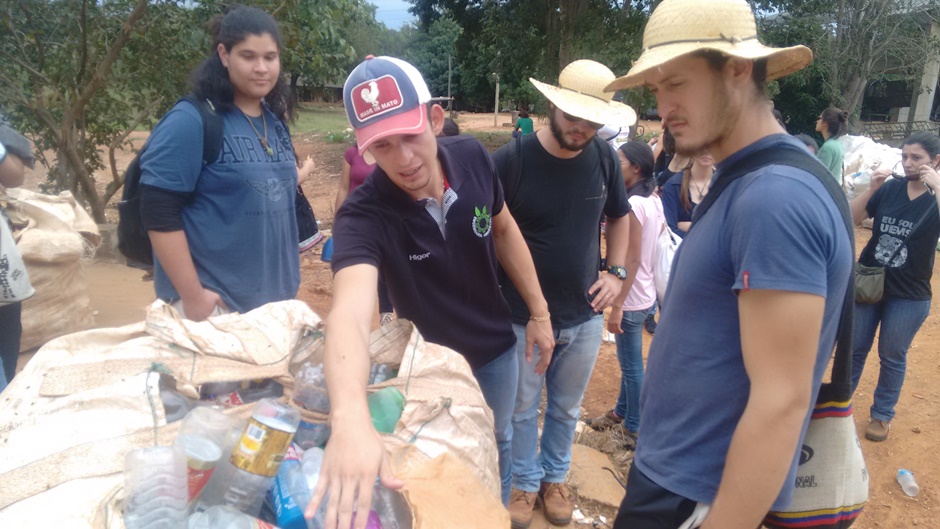 Acadêmicos da UEMS de Ivinhema visitam aterro controlado e viveiro municipal de Bonito