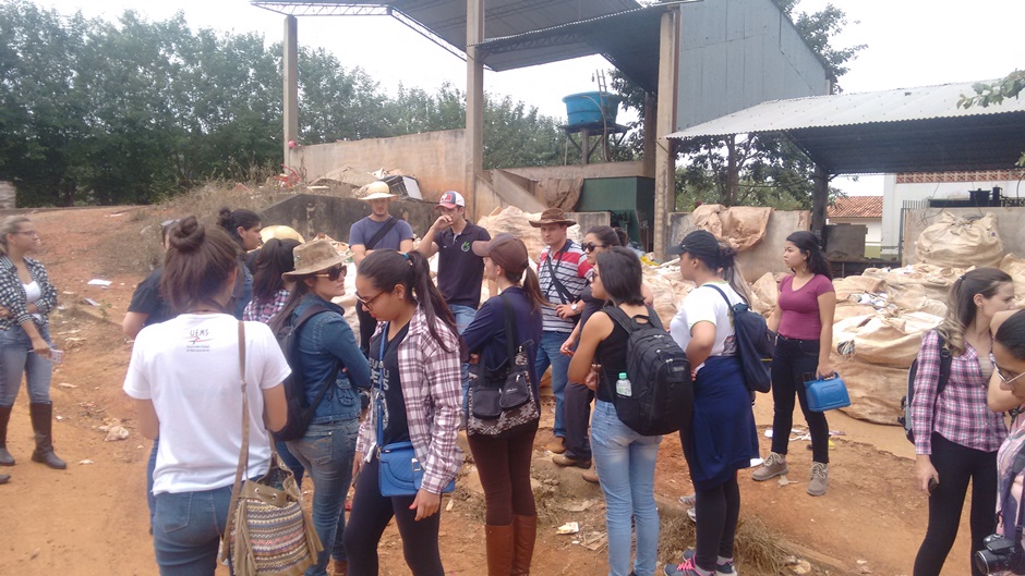 Acadêmicos da UEMS de Ivinhema visitam aterro controlado e viveiro municipal de Bonito