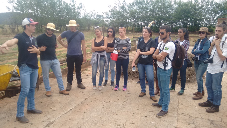 Acadêmicos da UEMS de Ivinhema visitam aterro controlado e viveiro municipal de Bonito