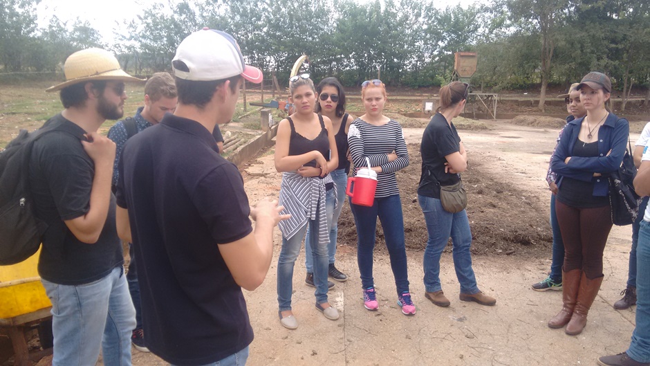Acadêmicos da UEMS de Ivinhema visitam aterro controlado e viveiro municipal de Bonito
