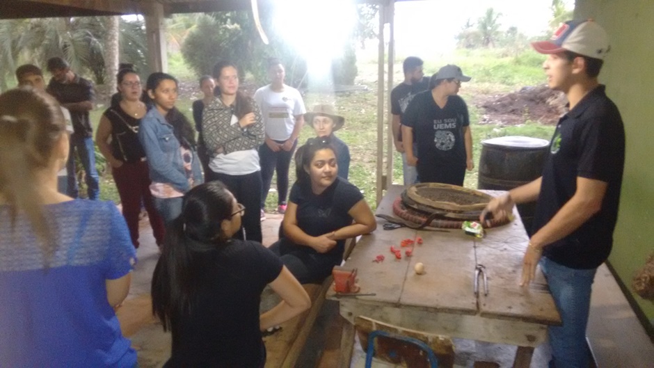Acadêmicos da UEMS de Ivinhema visitam aterro controlado e viveiro municipal de Bonito