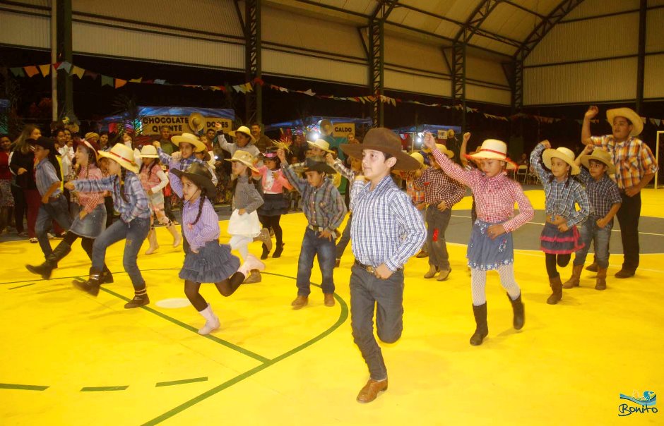 Prefeitura entrega cobertura de escola e promove festa junina, confira as fotos!