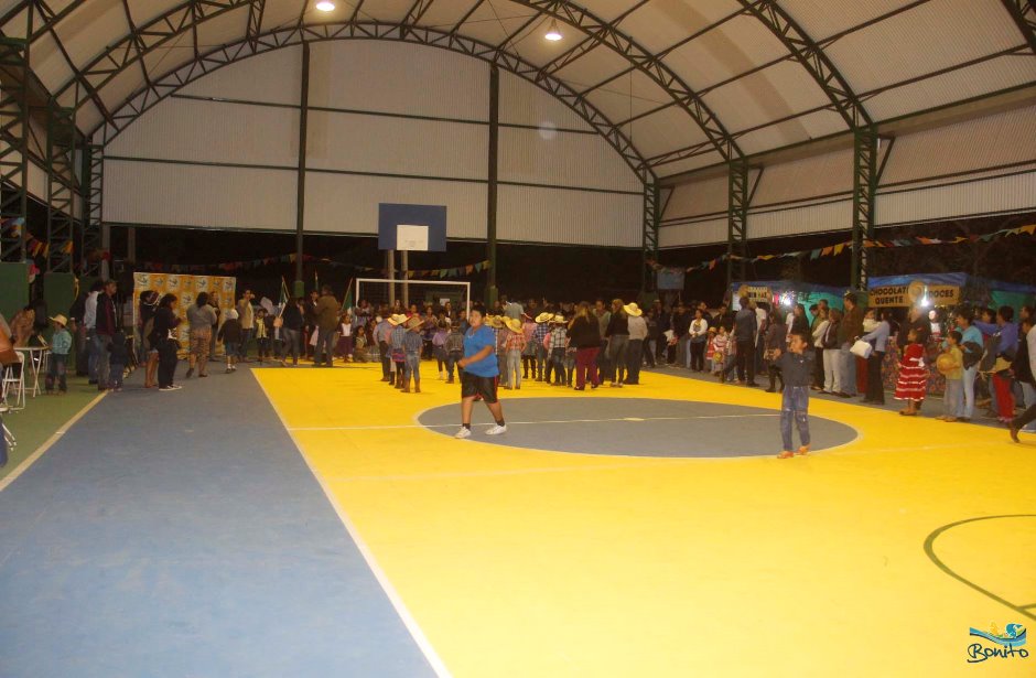 Prefeitura entrega cobertura de escola e promove festa junina, confira as fotos!
