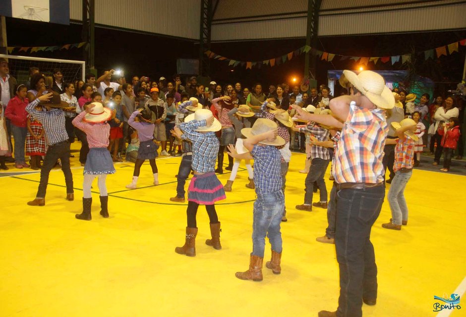 Prefeitura entrega cobertura de escola e promove festa junina, confira as fotos!