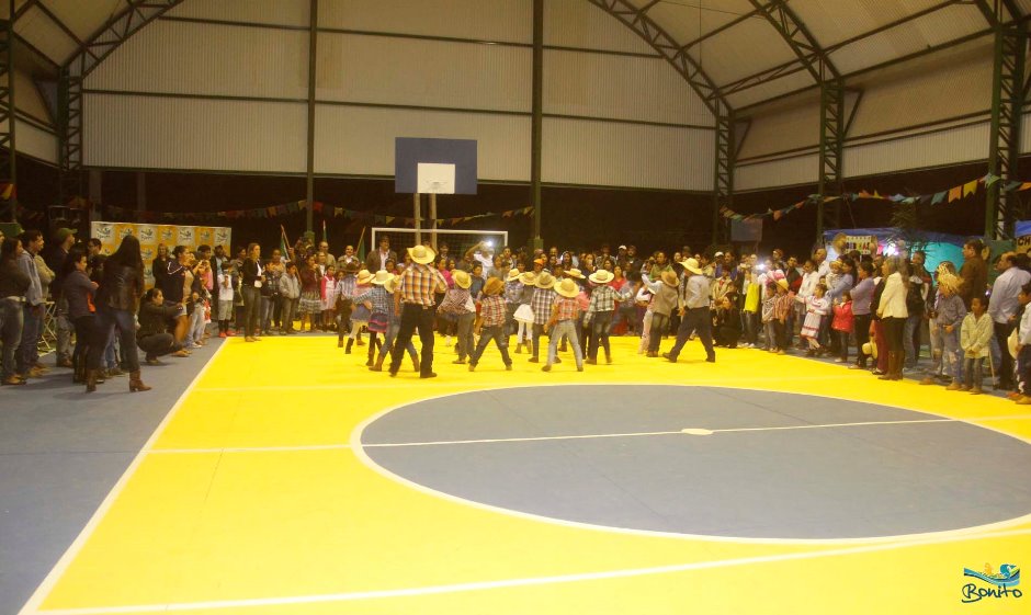 Prefeitura entrega cobertura de escola e promove festa junina, confira as fotos!