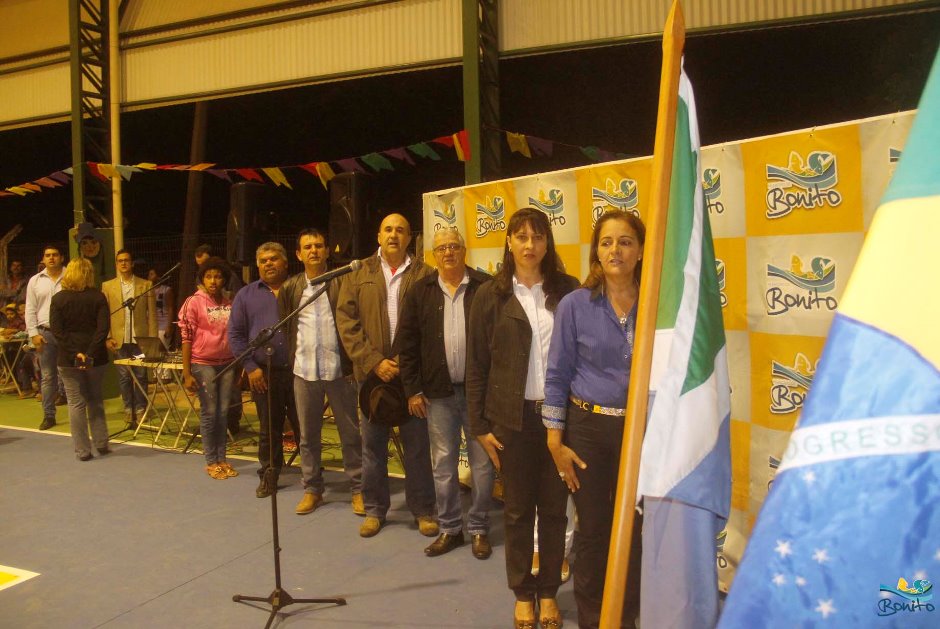 Prefeitura entrega cobertura de escola e promove festa junina, confira as fotos!