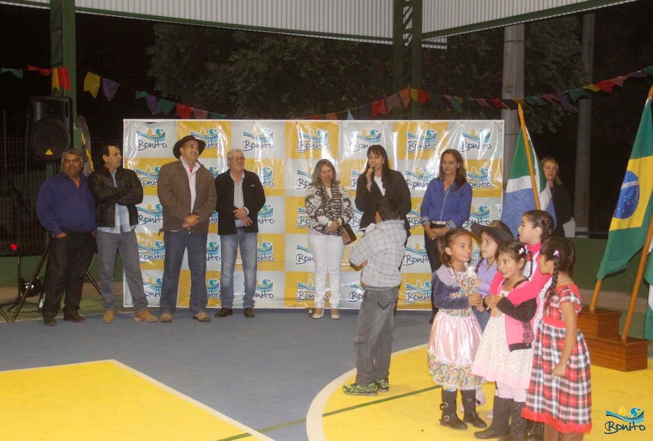 Prefeitura entrega cobertura de escola e promove festa junina, confira as fotos!