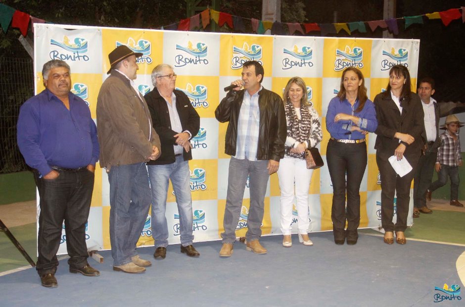 Prefeitura entrega cobertura de escola e promove festa junina, confira as fotos!