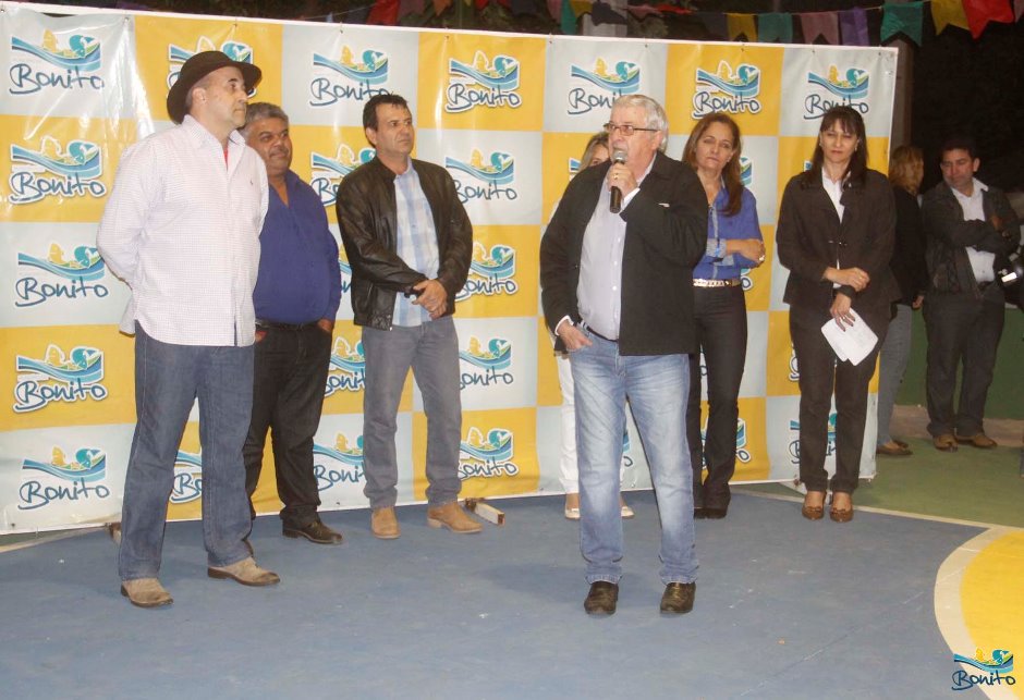 Prefeitura entrega cobertura de escola e promove festa junina, confira as fotos!