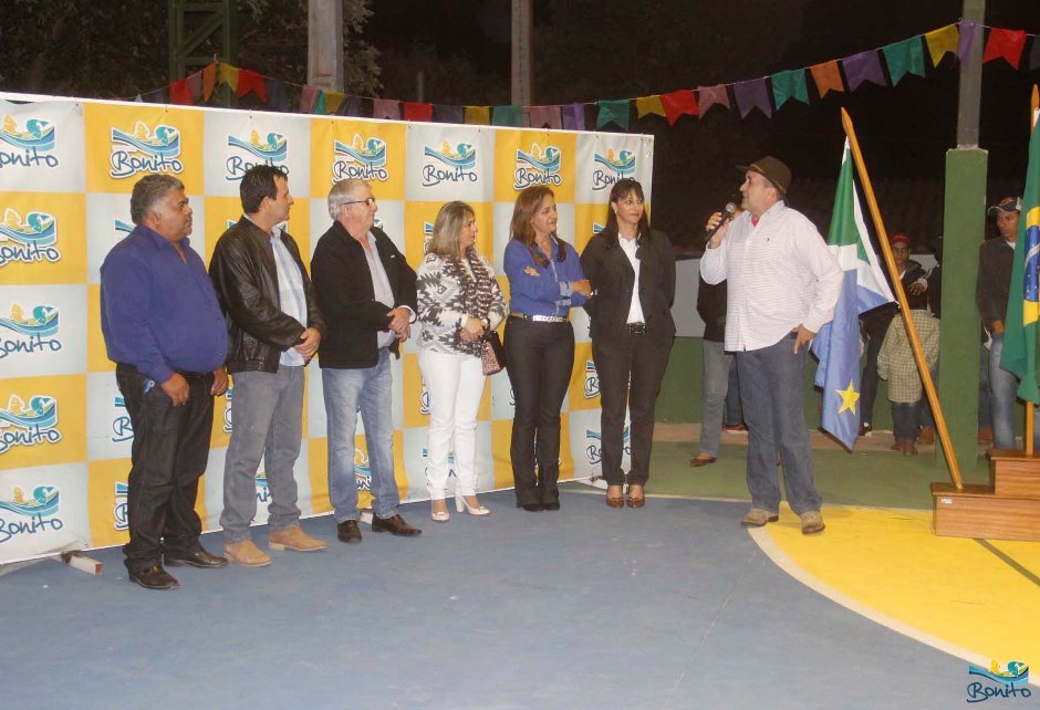 Prefeitura entrega cobertura de escola e promove festa junina, confira as fotos!