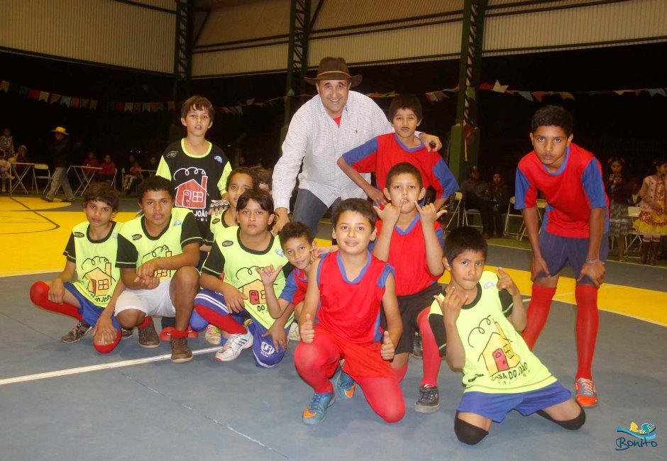 Prefeitura entrega cobertura de escola e promove festa junina, confira as fotos!