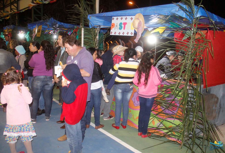 Prefeitura entrega cobertura de escola e promove festa junina, confira as fotos!