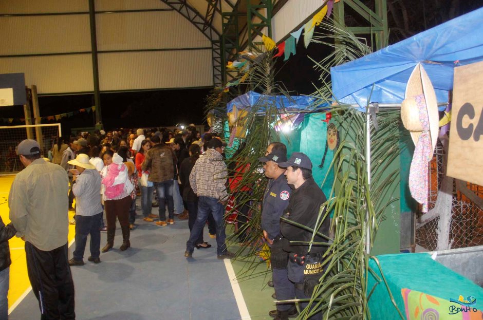 Prefeitura entrega cobertura de escola e promove festa junina, confira as fotos!