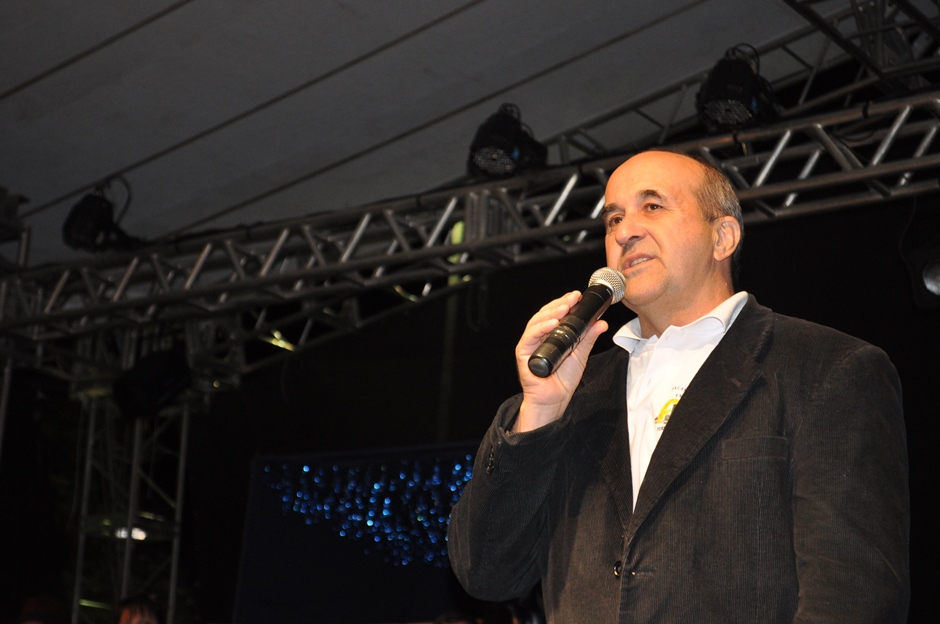 FLIB começa com grande manifestação de Tico Santa Cruz e teatro de bonecos