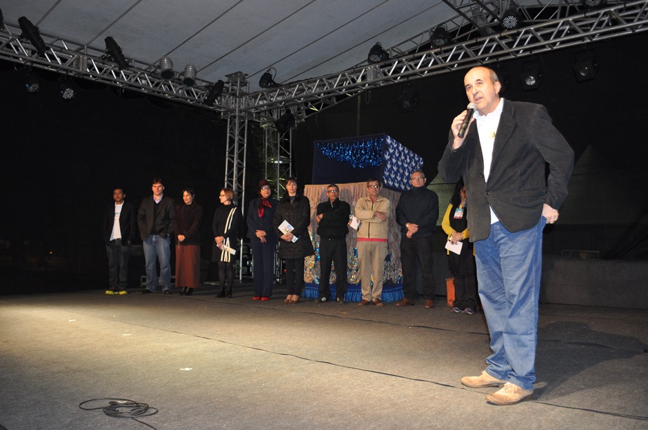 FLIB começa com grande manifestação de Tico Santa Cruz e teatro de bonecos