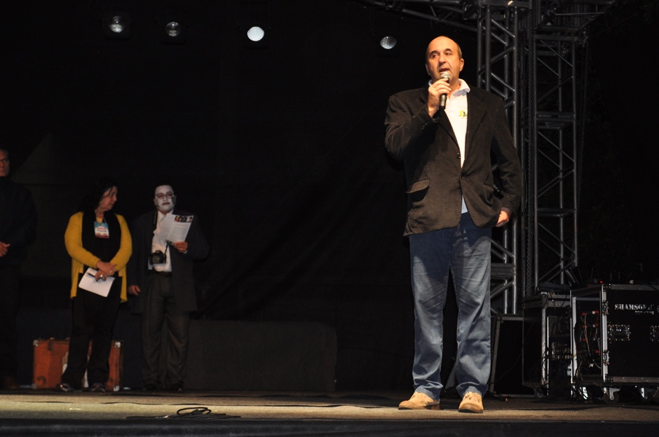 FLIB começa com grande manifestação de Tico Santa Cruz e teatro de bonecos