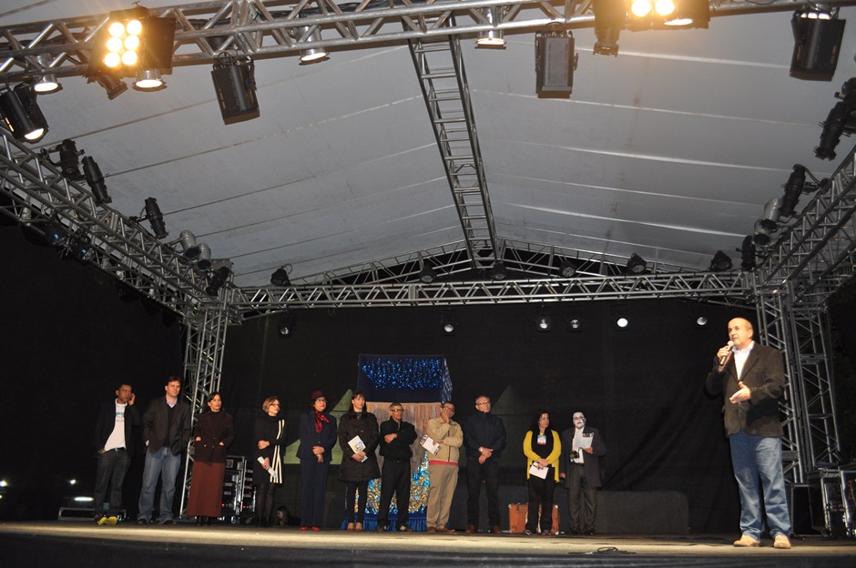 FLIB começa com grande manifestação de Tico Santa Cruz e teatro de bonecos