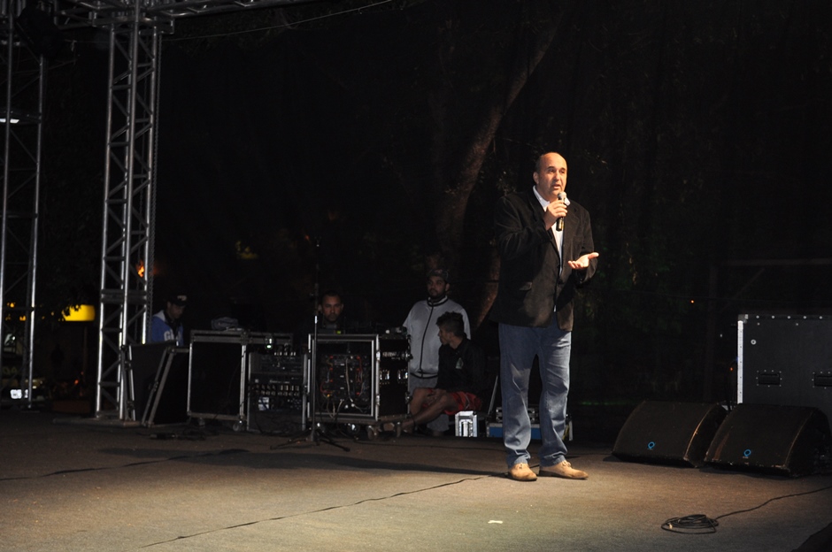 FLIB começa com grande manifestação de Tico Santa Cruz e teatro de bonecos