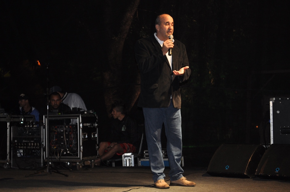 FLIB começa com grande manifestação de Tico Santa Cruz e teatro de bonecos